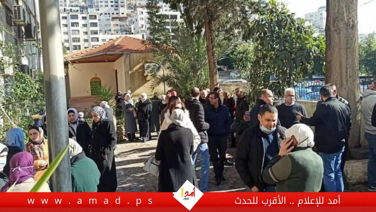 موظفو الصحة يضربون عن العمل ويعتصمون أمام مراكز الوزارة في الضفة
