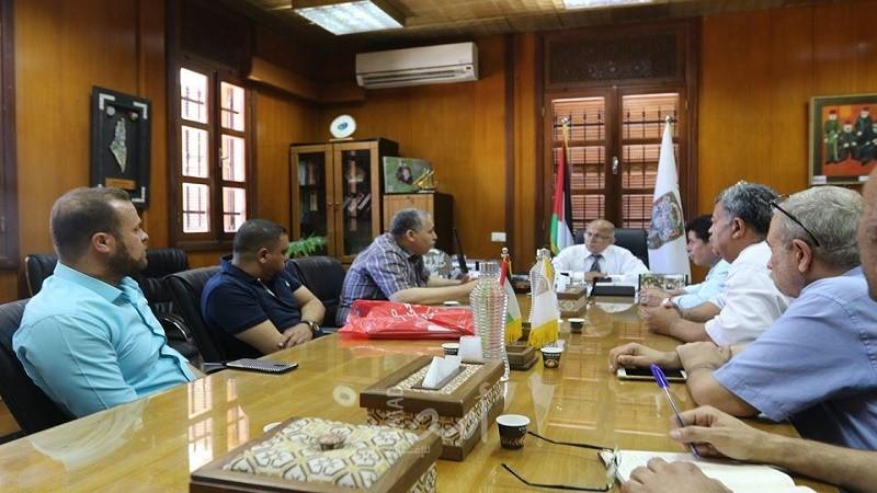 بلدية غزة تبحث مع نقابة تجار الألبسة سبل تعزيز التعاون