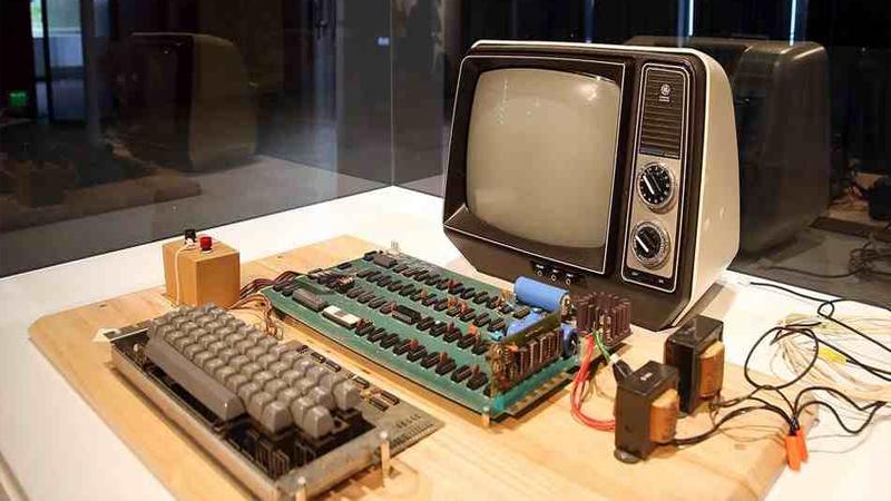 بيع كمبيوتر نادر  "Apple-1"بـ 460 ألف دولار فى مزاد علنى