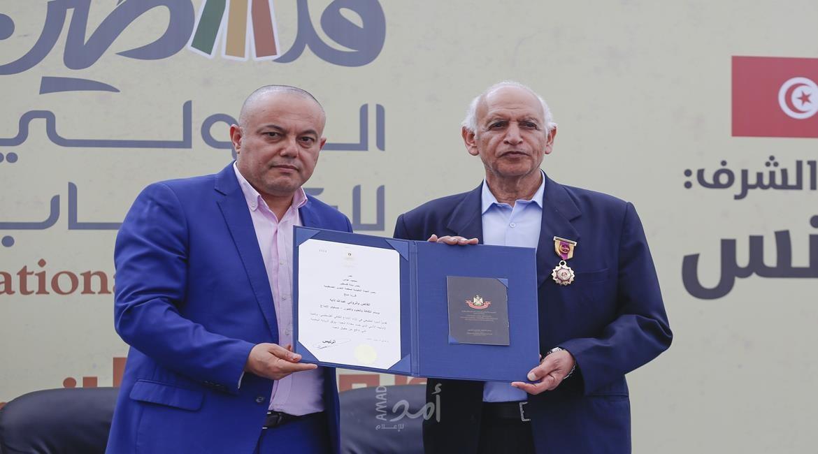 نيابة عن الرئيس عباس: وزير الثقافة يقلد الروائي عبد الله تايه وسام الثقافة  والفنون