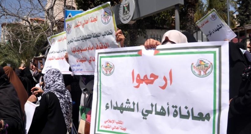 غزة: أهالي الشهداء نظموا وقفة احتجاجًا على اقتطاع حكومة رام الله جزءًا من رواتبهم