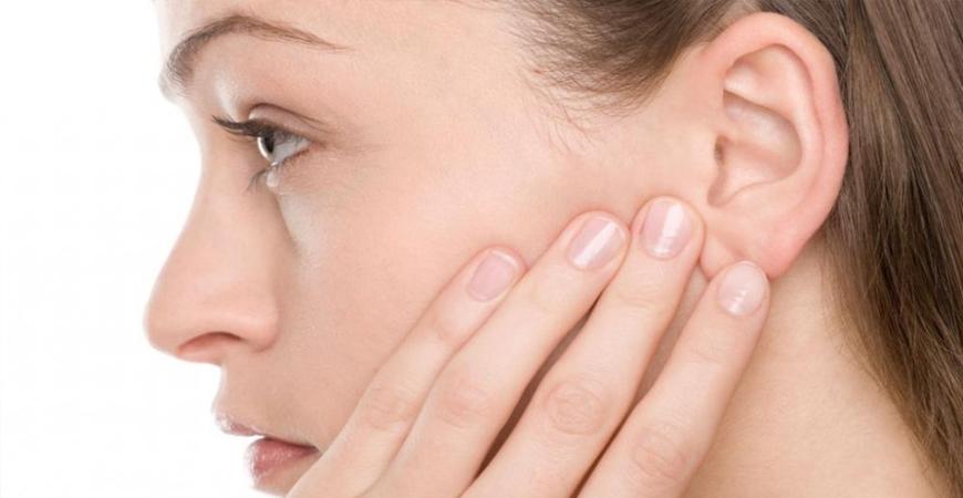 5 أسباب لظهور رائحة الأذن الكريهة
