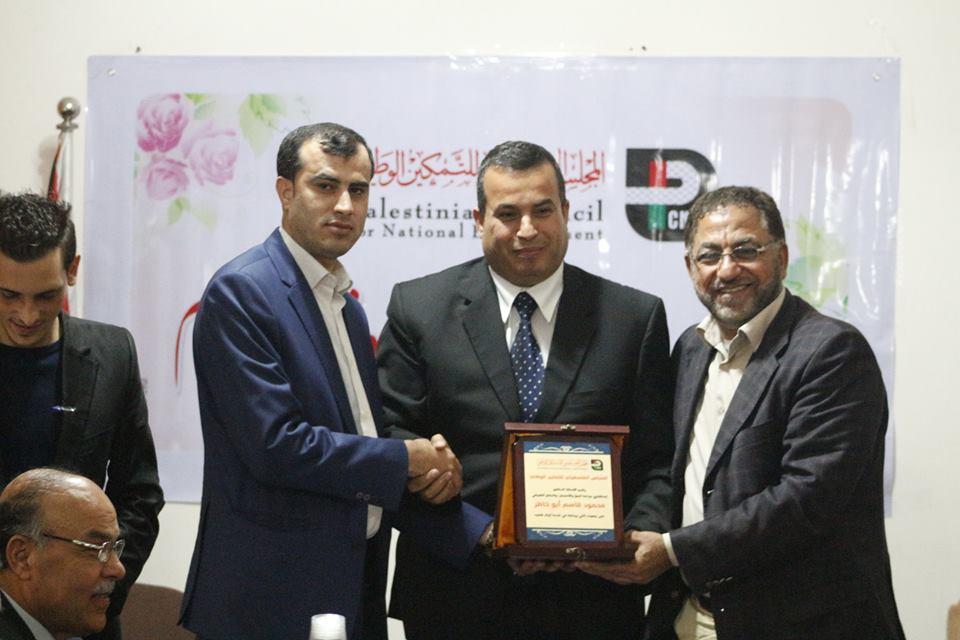 المجلس الفلسطيني للتمكين الوطني يكرم د. محمود أبو خاطر إستشاري المخ والأعصاب