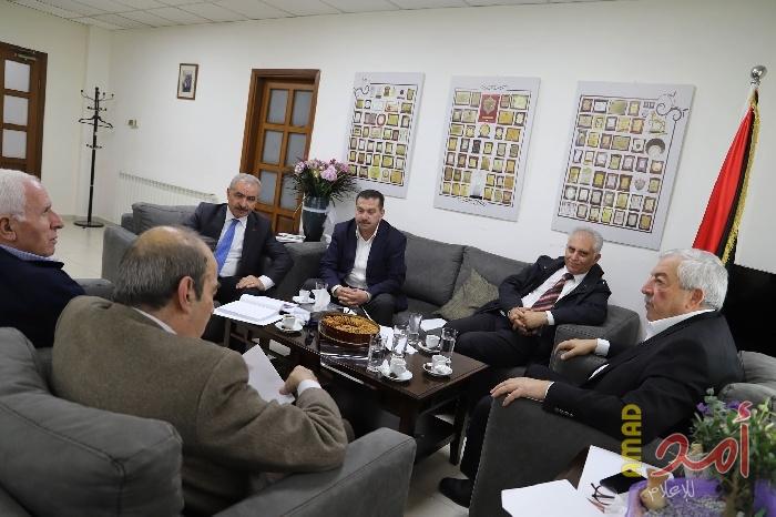 في إطار مشاورات تشكيل حكومة رام الله...إشتية يلتقي ممثلي حزب الشعب وفعاليات من المجتمع المدني