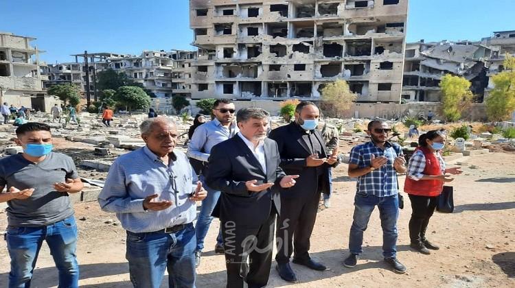 عبد الهادي يضع أكليل من الزهور على أضرحة الشهداء في مخيم اليرموك