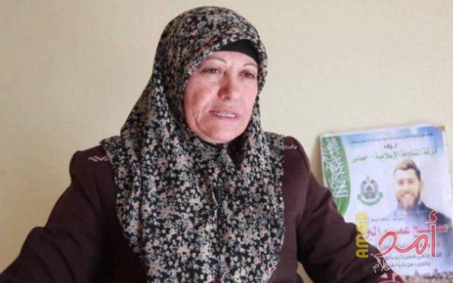سلطات الاحتلال تعزل والدة الشهيد "صالح البرغوثي "
