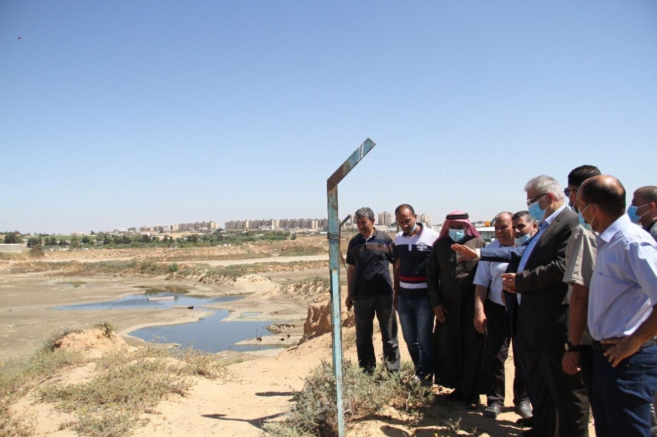 غنيم يطلع على الأضرار التي لحقت بقطاع المياه جراء العدوان الإسرائيلي على غزة