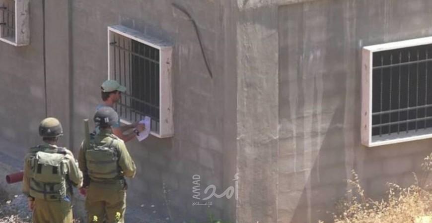 الخليل: سلطات الاحتلال تخطر بهدم 4 مساكن شرق يطا