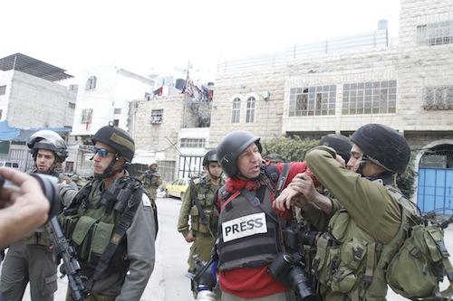 قوات الاحتلال تعتقل صحفيين فلسطينيين أمام حاجز "الزعيم" في القدس المحتلة