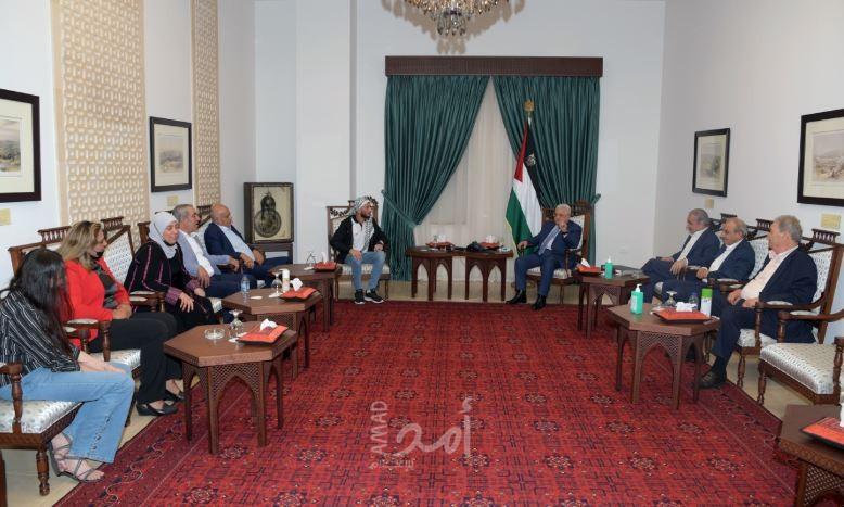 الرئيس عباس يستقبل الأسير المحرر الغضنفر أبو عطوان