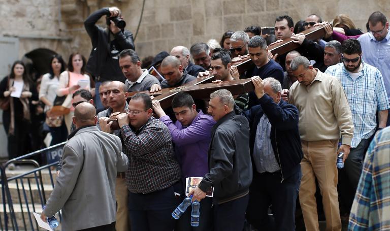 القدس المحتلة: مئات الزوار يتدفقون للمشاركة في مسيرات الجمعة العظيمة