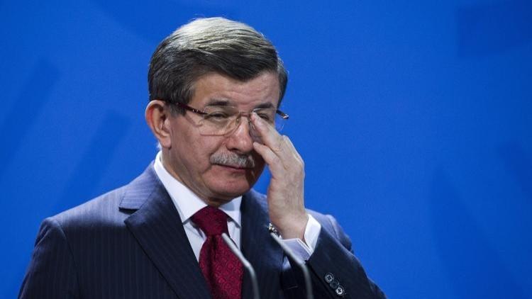 أحمد داوود أوغلو يقدم ملف تأسيس حزبه الجديد