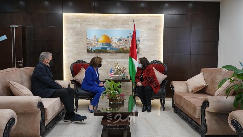 الكيلة تستقبل رئيسة مجلس النواب الأمريكي وتطلعها على الوضع الصحي في فلسطين