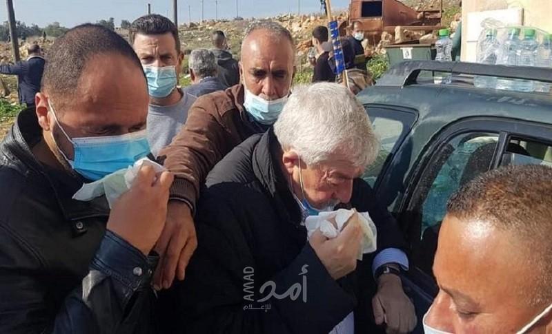 محدث- إصابة "محمود العالول" و"عساف" و"صوافطة" بالاختناق جراء إلقاء قنابل الغاز