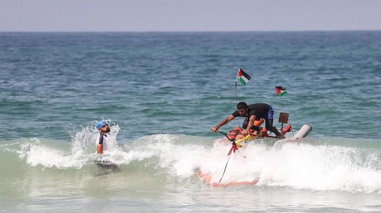 الفلسطيني "محمد الرضيع" يصنع دراجة مائية ترفيهية تنقذ الغرقى داخل البحر