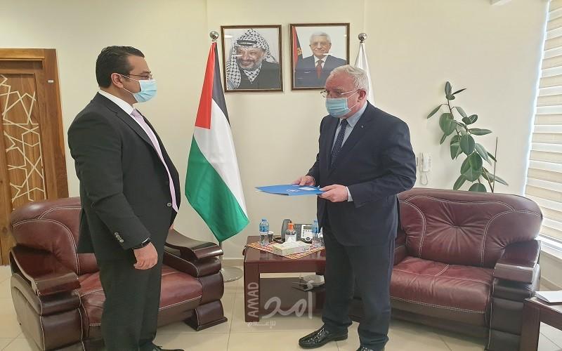 المالكي يتسلم نسخة من أوراق تعيين ممثل برنامج الأغذية العالمي لدى فلسطين
