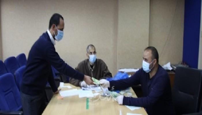 التعليم بغزة تسلم رواتب موظفيها وفق أساليب السلامة الصحية