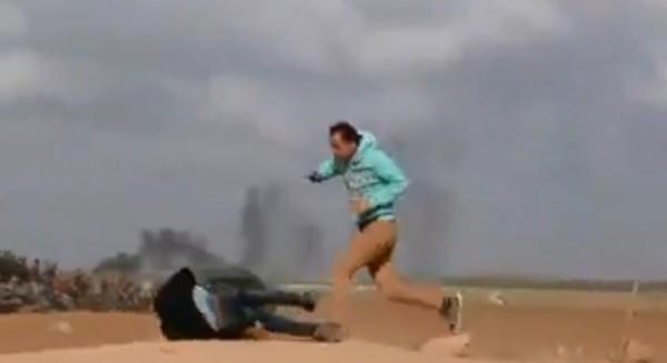 صحيفة بريطانية تنشر قصة فتى غزة الذي قنُص من الخلف في "يوم الأرض و العودة" - فيديو