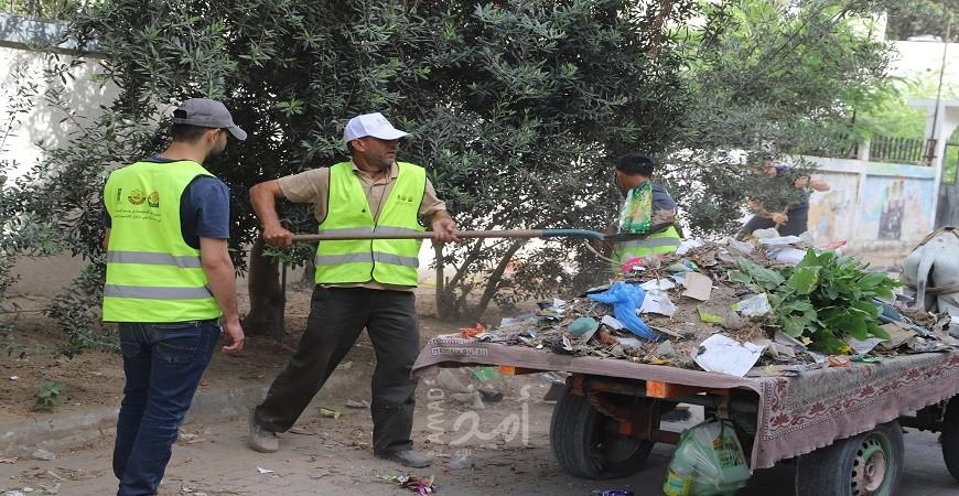 بلدية جباليا النزلة تزيل الرمال من جميع شوارع المدينة