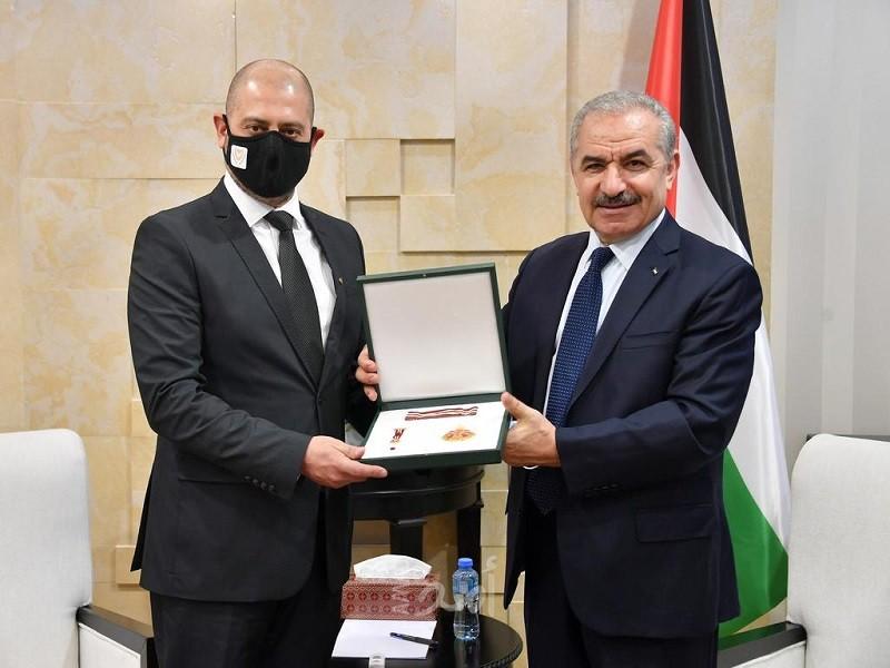 اشتية يقلد ممثل قبرص لدى فلسطين وسام نجمة القدس