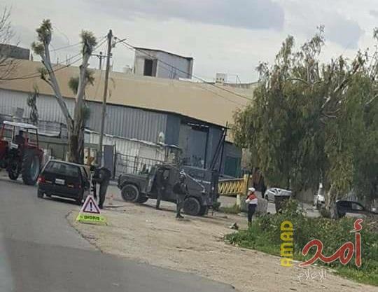 قوات الاحتلال تحتجز شابين على حاجز نصبته شرق قلقيلية