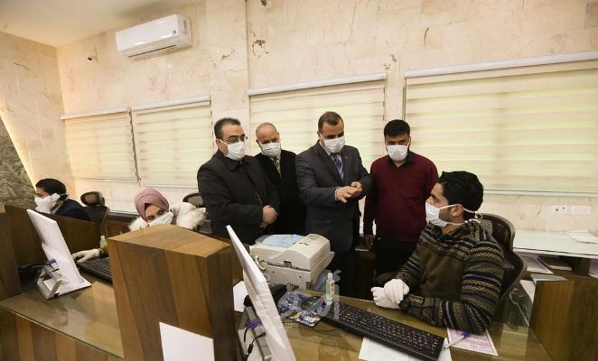 بلدية خان يونس تشرع بتعقيم مركز خدمات الجمهور لمجابهة فيروس كورونا