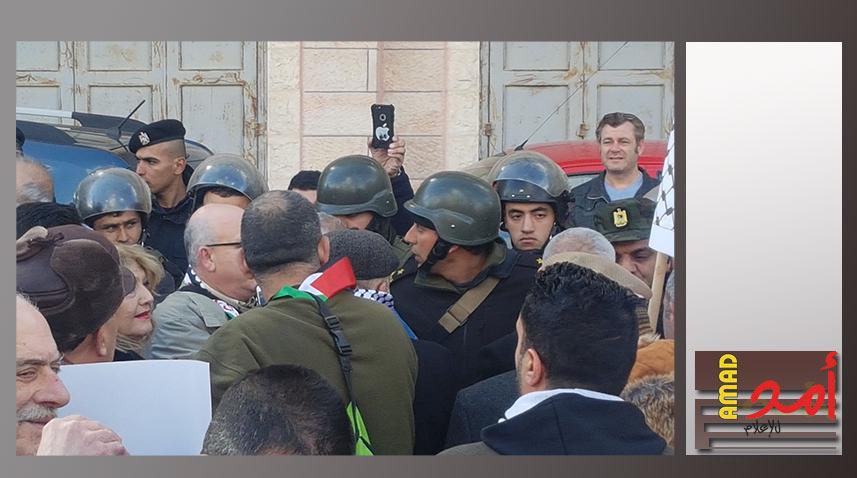بالفيديو.. الشرطة الفلسطينية تشتبك مع محتجين هاجموا سيارة البطريرك ثيوفيلوس وقذفه بالبيض والأحذية