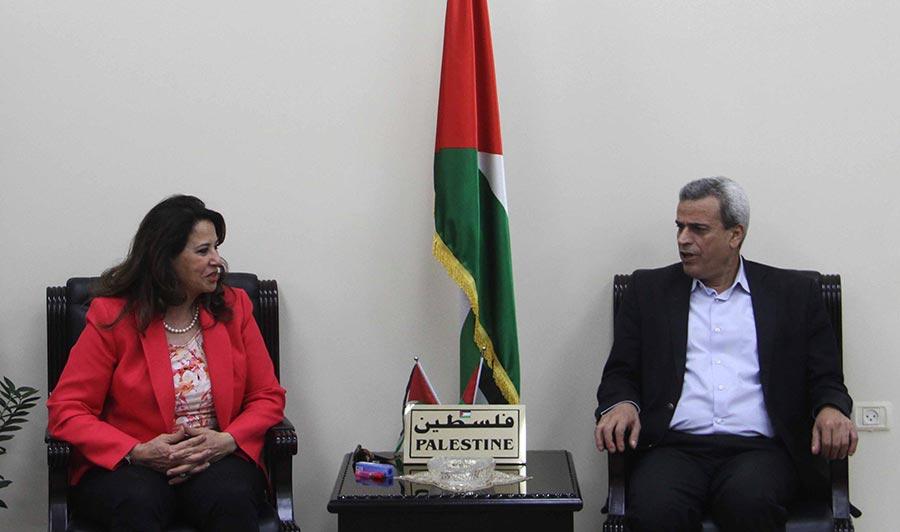 محافظ قلقيلية يلتقي رئيس سلطة جودة البيئة ويبحث معها عددا من القضايا