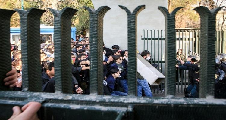 السلطات الإيرانية تعلن اعتقال 200 شخص خلال تظاهرات طهران السبت