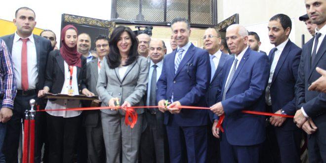 وزيرة الاقتصاد ونظيرها الأردني يفتتحان معرض الصناعات الأردنية الثالث في الخليل