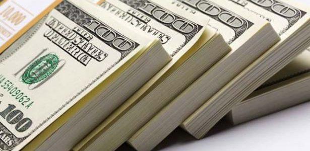 الدولار يتراجع لأدنى مستوى في 15 شهرا