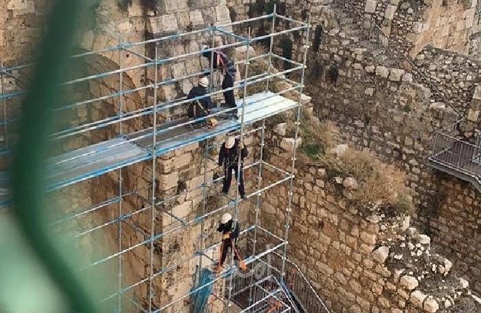 دائرة الأوقاف بالقدس: تطالب بالوقف الفوري وإزالة "السقائل" المنصوبة قرب "الأقصى"