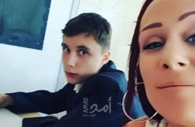 تجلس مع ابنها في الفصل لتعلمه درساً في التربية