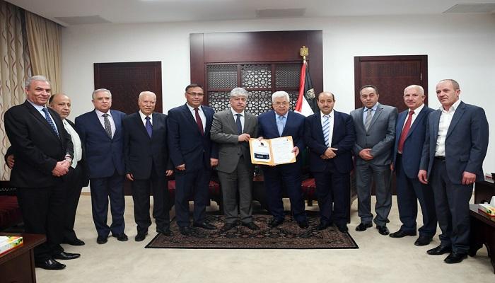الرئيس عباس  يتسلم التقرير السنوي لهيئة التقاعد الفلسطينية