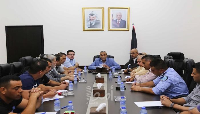 اجتماع يناقش آليات التعامل مع وسائل التواصل الاجتماعي في قلقيلية