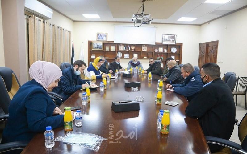 بلدية قلقيلية تعقد لقاء بؤريا لتقييم الآثار الاجتماعية والبيئية لشارع الكنتري