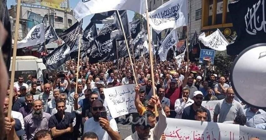 مسيرات غاضبة في الخليل ورام الله احتجاجًا على اغتيال الناشط "نزار بنات" - صور وفيديو