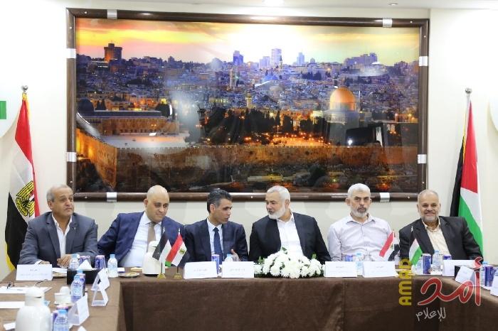 مصادر تكشف عناصر صفقة "تسهيلات مقابل هدوء" في لقاء حماس وقوة فلسطينية مع الوفد المصري