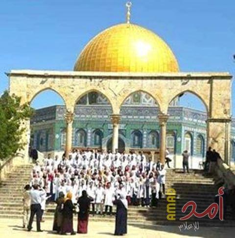 دفعة من خريجي كلية الطب بجامعة القدس تؤدي قسمها في المسجد الأقصى