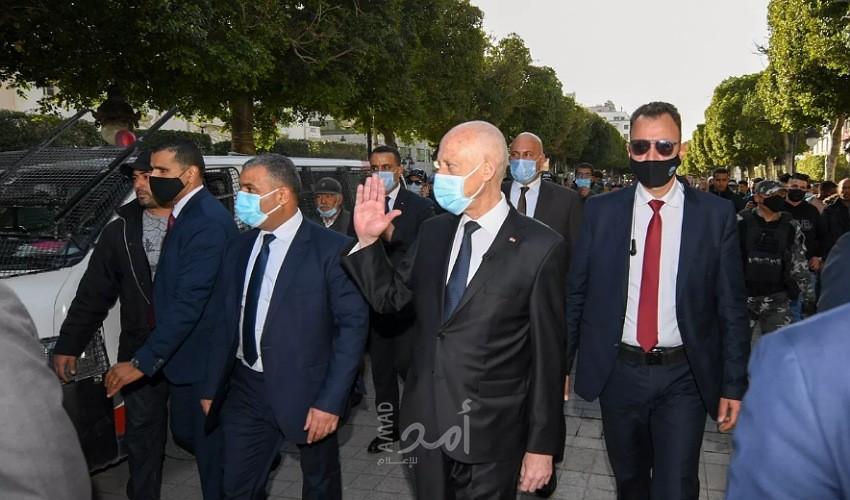 "الشعب يريد حل البرلمان"..هتافات سمعها الرئيس التونسي سعيد خلال جولة مفاجئة