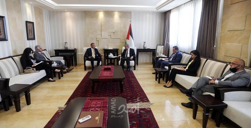مشيدا ببيانه.. اشتية يبحث مع ملادينوف مواجهة التهديدات الإسرائيلية بالضم ولقاء "الرباعية الدولية"