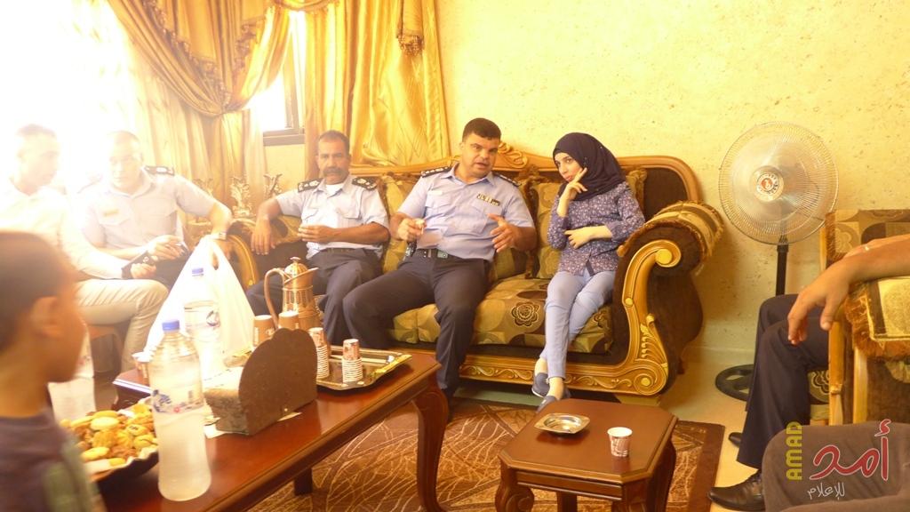 بالصور: الشرطة الفلسطينية تكرم طالبه مقعدة حركيا لنجاحها في الثانوية العامة بطولكرم