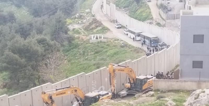 جيش الاحتلال يهدم منزلا ومنشآت في مخيم شعفاط ورأس خميس شمال القدس - صور