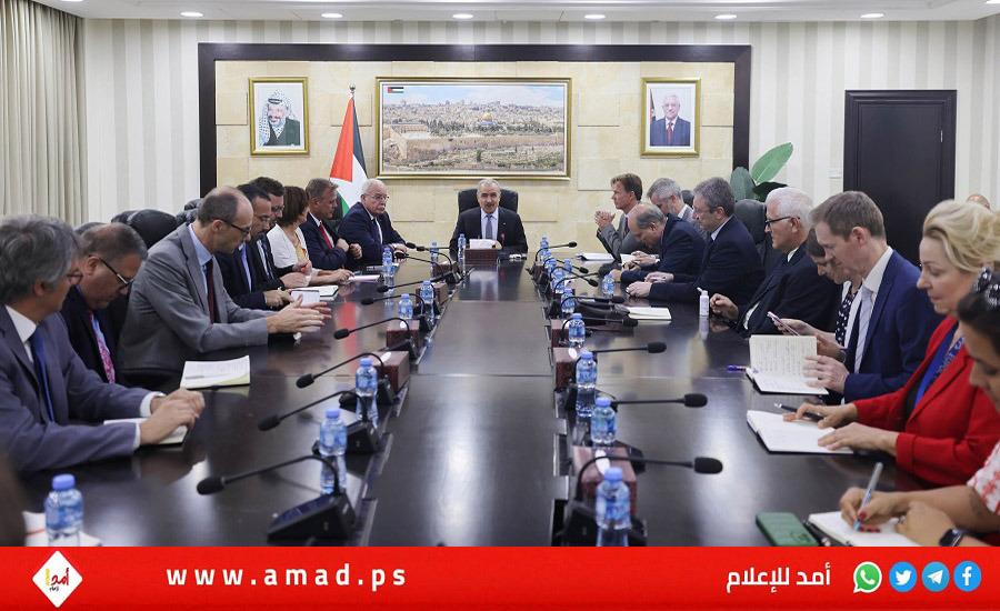 اشتية طالب ممثلي الاتحاد الأوروبي التواجد على نقاط التماس ومقاطعة جادة للمستوطنات