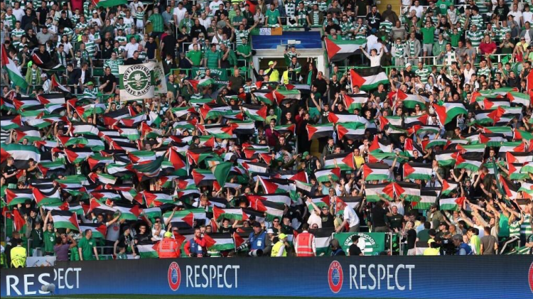 جمهور سلتيك الأسكتلندي يرفع الاعلام الفلسطينية أمام فريق إسرائيلي