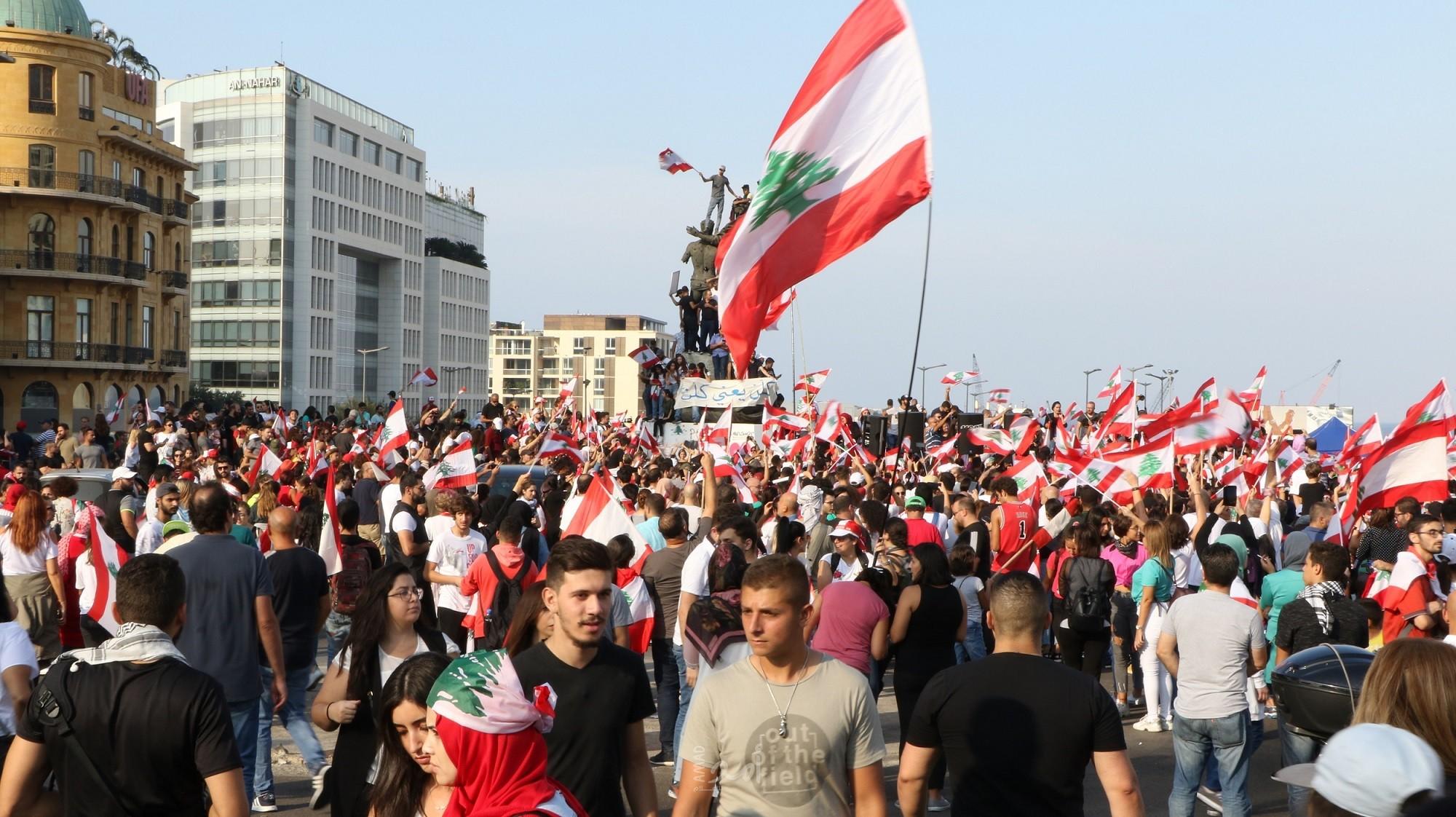 بلومبيرغ: لبنان على حافة الانهيار... وتوقع أن يصبح 45 % من اللبنانيين تحت خط الفقر