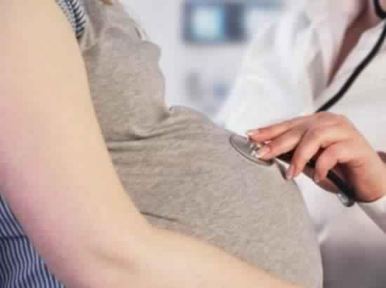 خطأ طبي يحرم زوجة فنان من الإنجاب