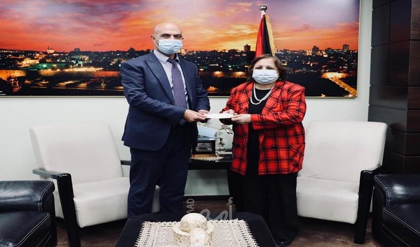 "التعاون الإسلامي" تسلم وزارة الصحة منحة مالية