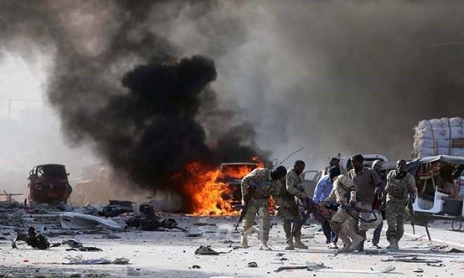 محدث.. الصومال: 90 قتيلا و60 جريحا جراء تفجير سياره في مقديشو