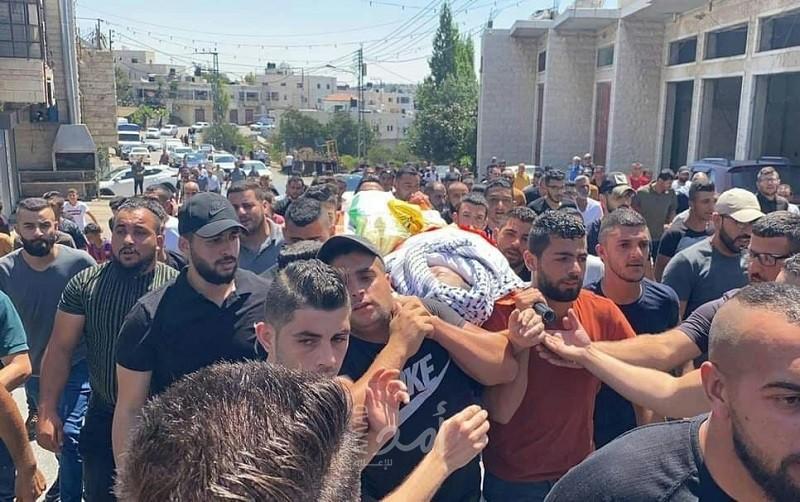 الخليل تودع الشهيد "الطفل العلامي" وسط هتافات تطالب بالرد على الجريمة